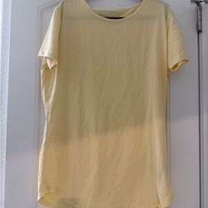 Men’s Alphalete Light Yellow Lifestyle Fit Short Sleeve T-Shirt in Large